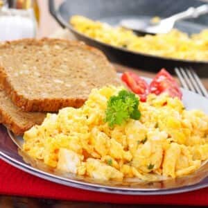 huevos-revueltos-pan-shutterstock-1024x1024