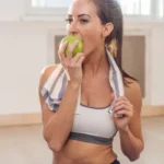 Resuelve la duda si comer antes o despues de hacer ejercicios.